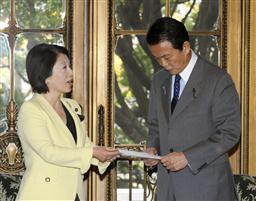 麻生首相に失業対策などに関する申し入れ書を渡す社民党の福島党首＝９日午前、国会
