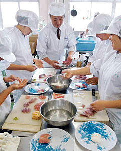 すし職人から、にぎりずしの握り方を学んだ生徒ら＝滑川市の海洋高で