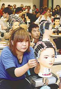 頃の練習の成果を発揮し、腕前を競い合う選手たち＝名古屋市千種区の県理容会館で
