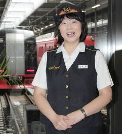 名鉄中部国際空港駅長に就任した岩田栄子さん＝愛知県常滑市で