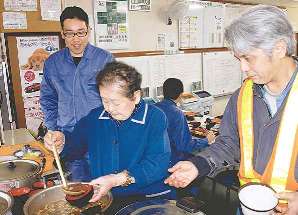 野菜たっぷりのみそ汁をよそう三輪さん（左から２人目）＝豊田市堤町の豊栄商会で