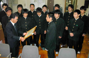 北村校長（左）に資格取得をたたえてもらう１３人＝名古屋市南区阿原町の名南工業高で