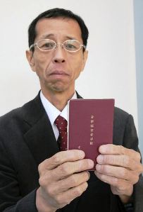 「取引先などに身体障害者手帳を見せ、理解を求めたこともある」と語る安田昭雄さん＝名古屋市内で