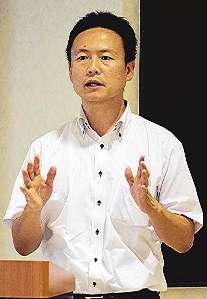 残業数を減らして過労死を防ぐ対策を話す青木監督課長＝多治見市文化会館で