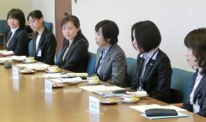 抱負を語るプロジェクトのメンバー＝岐阜市の十六銀行本店で