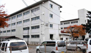 廃止が決まった雇用促進住宅。住むのは景気の影響を受けやすい低所得の人たちだ＝岡谷市で