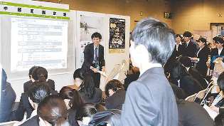 大勢の学生が集まった中部国際空港会社の説明会＝名古屋市港区で