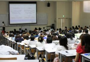 ３年生向けに開かれた就職講座＝７月、名古屋市昭和区の南山大で