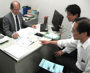 相談室で打ち合わせをする名商創業ステーションのスタッフ＝名古屋市中区で