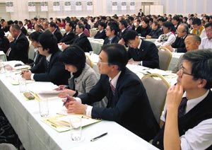 ＴＰＰ学習会で講演を聴く参加者＝静岡市駿河区で