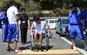 車椅子で段差を体験する生徒たち＝南伊勢町の南伊勢高校南勢校舎で