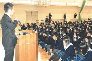 藤本一樹さん（左）の話に聞き入る生徒ら＝高山市下岡本町の飛騨高山高校岡本校舎で