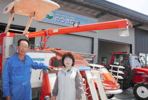新規就農者への、農機具の無償レンタルを始める「のうき屋」の中山張男社長（左）と豊子さん＝明和町佐田で