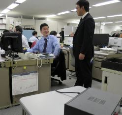 仕事の邪魔にならない程度に音楽が流れるオフィス。手前の黒い箱は音量などを調節するアンプ＝東京都新宿区の三井ホームで
