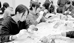 鑑識課の職員に指導されながら指紋を採取する参加者ら＝大津市御陵町の県警察学校で