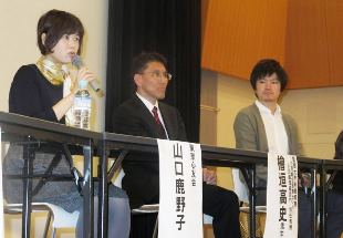 「円滑に働くためにはコミュニケーション能力も高めないと」などと訴える山口鹿野子さん（左）＝東京都渋谷区で