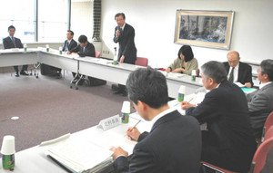 職業系高校の教育のあり方などを話し合う委員ら＝県庁で