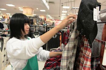 衣料品売り場で商品を整える津島北高の生徒＝ヨシヅヤ津島本店で