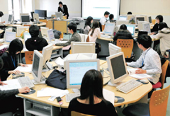 ビジネスで必要になるパソコン操作の授業を受ける学生たち。実践的な授業に力を入れている＝東京都千代田区の大原学園で