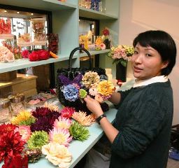 　「手に取った人の笑顔が見える」と手応えを語るのは、高級造花を使った手作りアクセサリーのブランド「ジュラワー」を立ち上げた深谷知子さん。十月に小さなお店を、名古屋市中区の矢場町にあるベンチャー企業の共有スペースに開いた。　（稲田雅文）