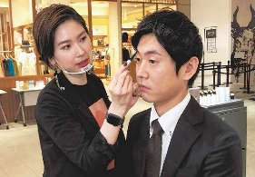 男性向け化粧品の実演でモデルを務める川合佑樹さん＝名古屋・名駅の高島屋ゲートタワーモールで