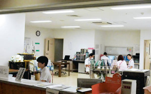 夜勤に備えスタッフステーションで控える看護師ら＝愛知県内の病院で