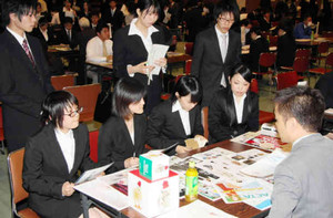 担当者から仕事の内容などを聞く学生たち＝彦根市のひこね燦ぱれすで