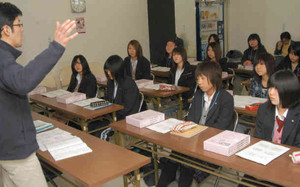 女子高校生１６人が参加して始まったヘルパー養成講座＝諏訪市のスワプラザで
