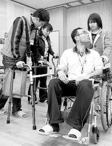 職業体験コーナーで介護の仕事を学ぶ参加者（両端）＝北区の青少年交流プラザで