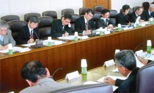 事業の普及が難航しているとの報告があった連絡会＝浜松商工会議所で