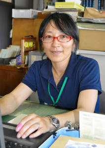 臨時職員として働き始めた古内さん＝高森町役場で