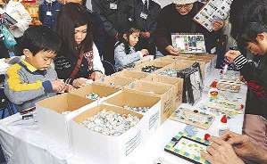 職人体験コーナーでタイル張りを楽しむ来場者　＝いずれも名古屋市東区のオアシス２１で