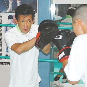 練習生のミット打ちの相手をする山下さん＝蒲郡市五井町の山下ボクシングジムで