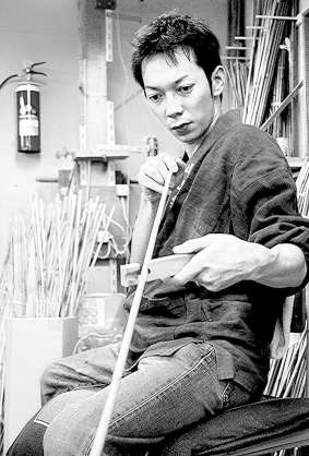 竹を木の道具でまっすぐ伸ばす「荒矯し」をする小山泰平さん＝岡崎市福岡町で