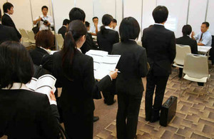 緊急企業説明会に集まった来春卒業予定の学生たち＝２５日、福井市の福井商工会議所で