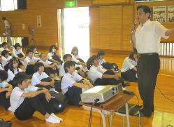 正社員とフリーターの違いについて小林和敏さん㊨の話を聞く生徒たち＝各務原市緑苑北の緑陽中学校で