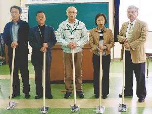 農業塾「なごみ」に参加した浜田米生さん（中央）ら２期生の皆さん＝志摩市阿児町鵜方で