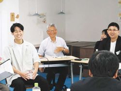 リンクサポートで行われた企業交流会で、今の仕事について語る男性利用者(左)=中区で