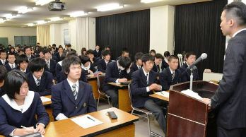 卒業生㊨から就職後の話などを聞く高校生ら＝高山市下岡本町の飛騨高山高校岡本校舎で