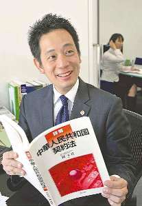 中国に進出した日系企業からの相談を引き受けている野田雄二朗さん＝名古屋市中区丸の内で