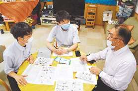 立ち上げた訪問介護サービスについて打ち合わせをする山村社長（右）と横井さん（中）、左高さん＝日進市北新町のあいほーむで