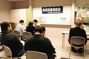 来場者の就農相談に応じる「ぎふアグリチャレンジフェア」＝可児市文化創造センターで