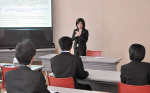 就職支援の仕組みについて担当者の話を熱心に聞く参加者＝岐阜市橋本町のじゅうろくプラザで