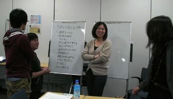 グループで意見を出し合う受講生ら＝名古屋市中村区のグロービス経営大学院名古屋校で