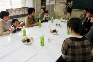 仕事と子育ての両立について、互いの悩みを相談し合う女性医師＝２２日、福井市の県医師会館で