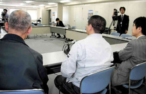 「人材派遣会社との雇用関係は続いている」と主張する弁護士（右端）ら＝福井市の福井弁護士会で
