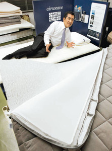 釣り糸状の樹脂を素材にしたマットレス「エアウィーヴ」を開発した高岡本州社長＝愛知県幸田町のウィーヴァジャパン幸田工場で