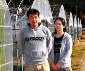 名古屋市から移住した大橋さん夫妻。背後のパイプハウスは２人が自力で建てた＝設楽町津具で