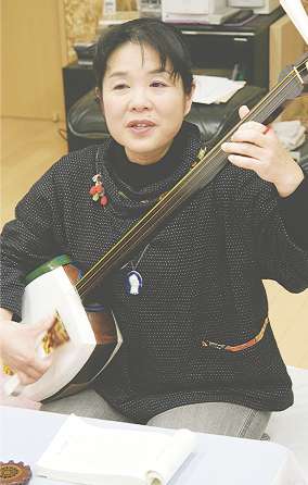 楽しく、うまく演奏できるように指導する西守芳泉さん＝豊田市汐見町で