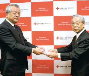 日赤県支部の栗山康介副支部長（右）に目録を手渡す連合愛知の神野進会長＝名古屋市東区の日赤県支部で